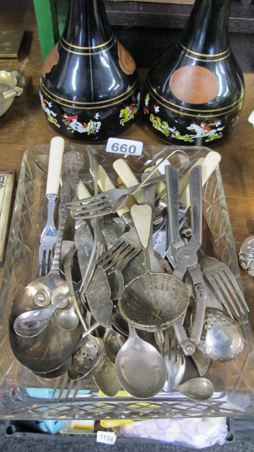 Lot 660: qty of cutlery