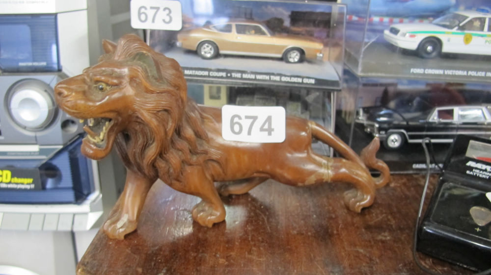 Lot 674: lion figurine