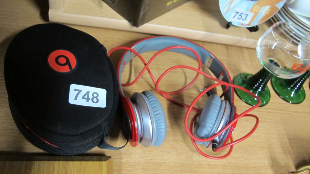 Lot 748: beats head phones 