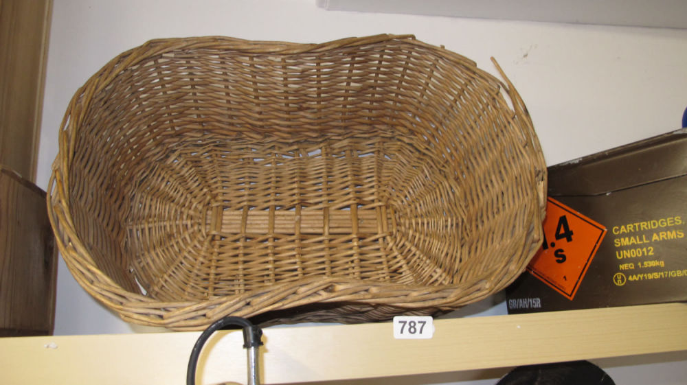 Lot 787: wicker basket