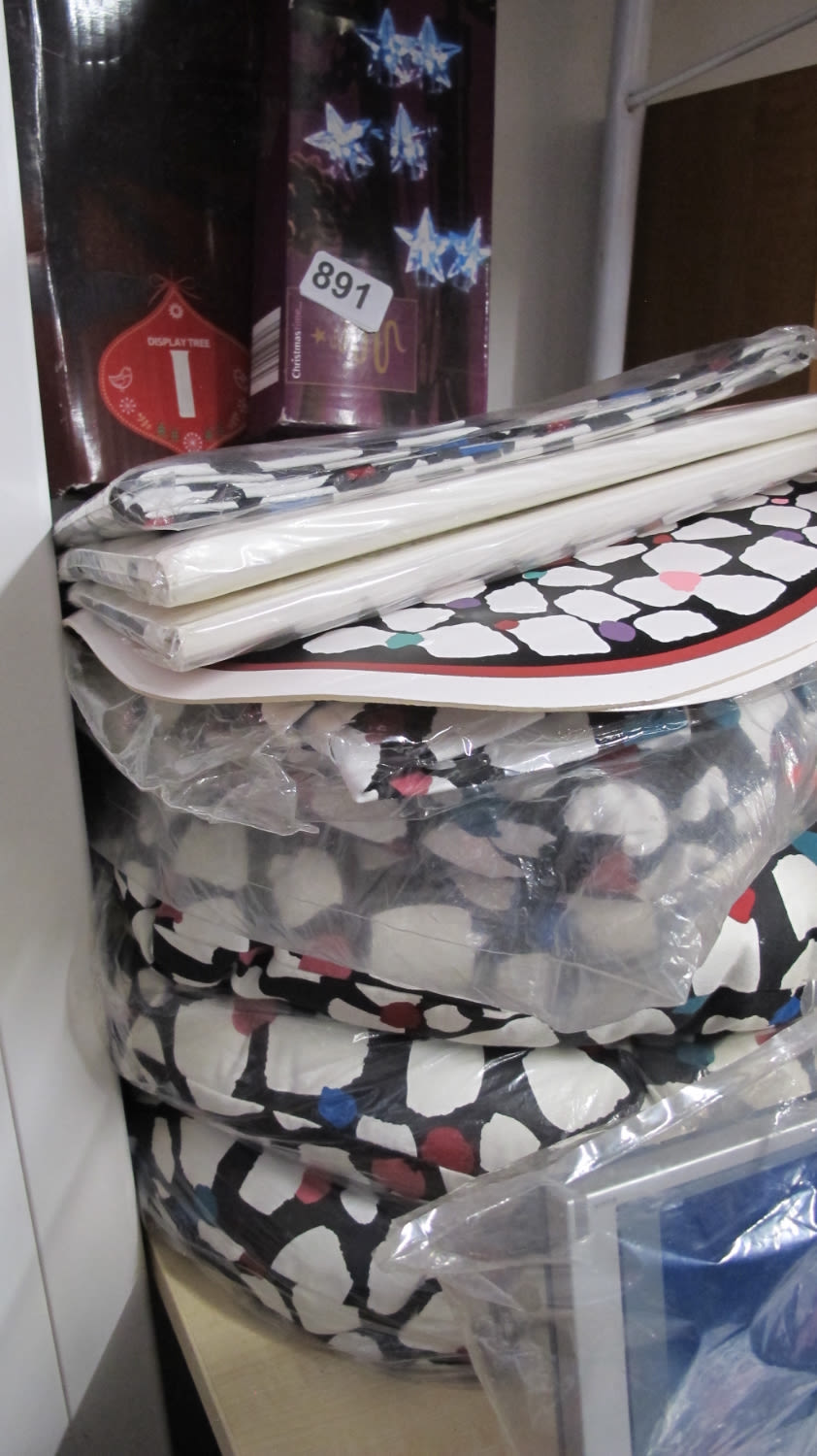 Lot 892: matching new table clths place mats and table...