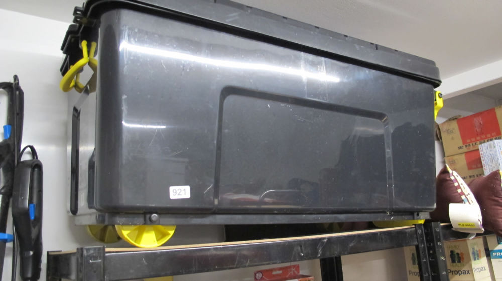 Lot 921: Handy box on wheels