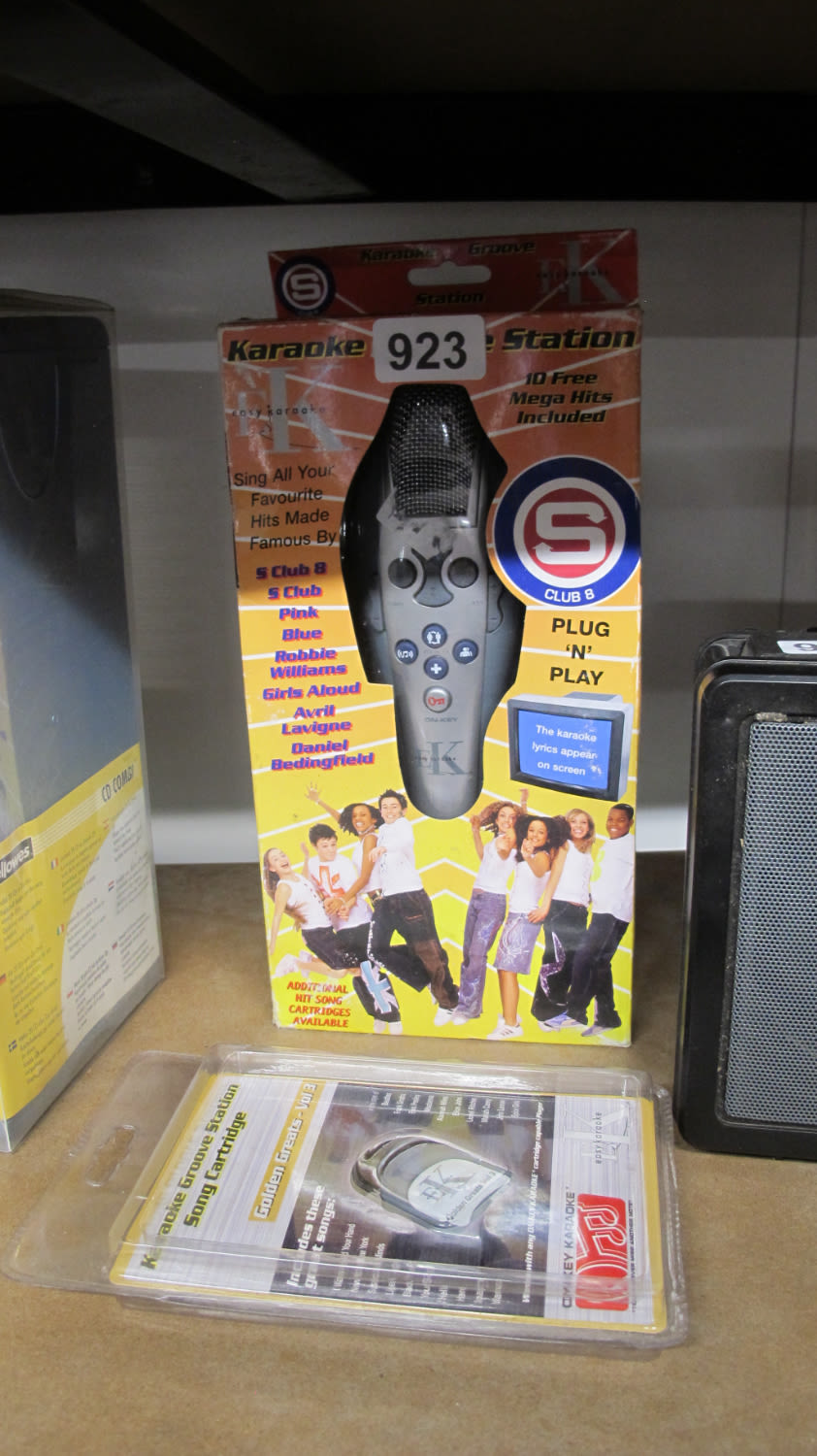 Lot 923: Plug and play karaoke game
