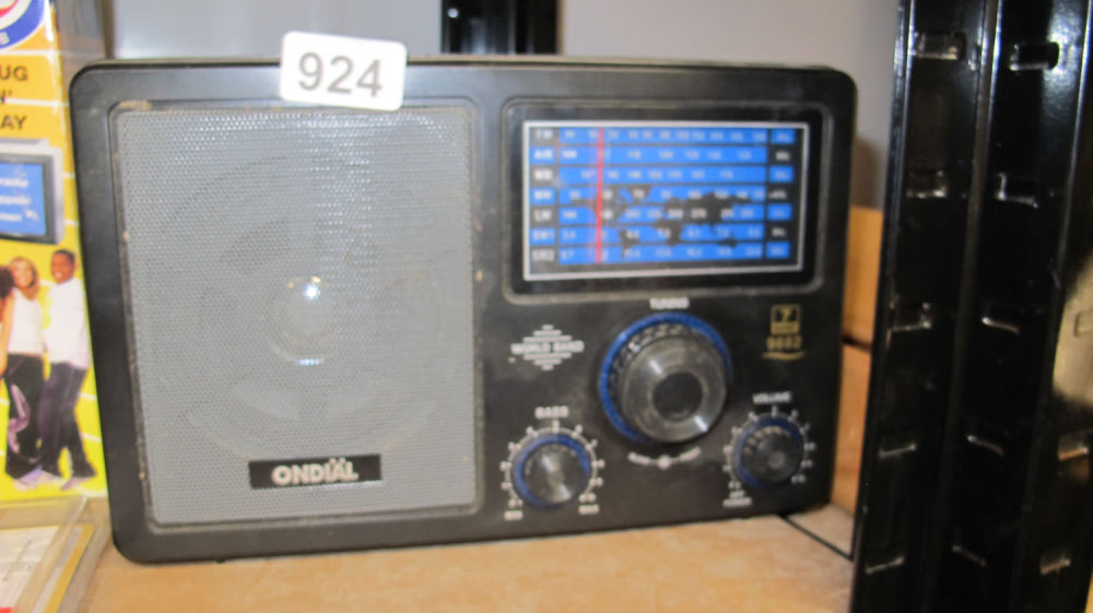 Lot 924: Vintage radio