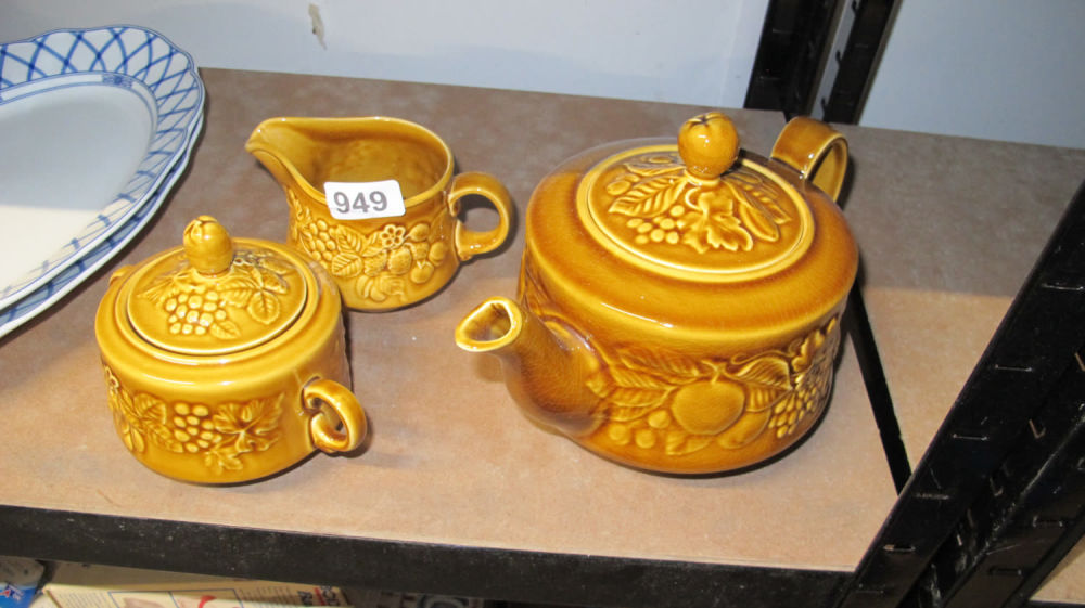 Lot 949: Treacle glazed vintage tea wares