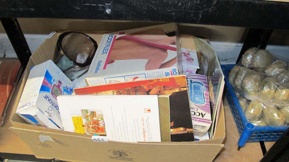 Lot 951: Box of misc