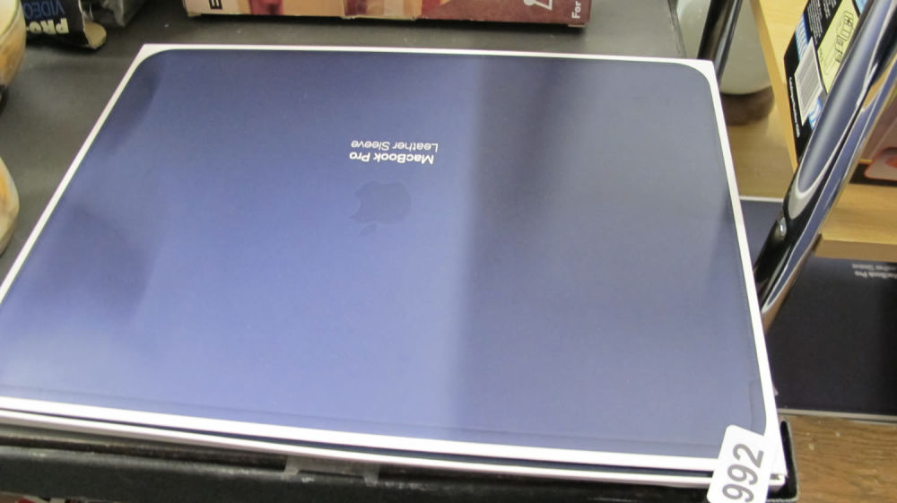 Lot 992: Macbook Pro leather sleeve