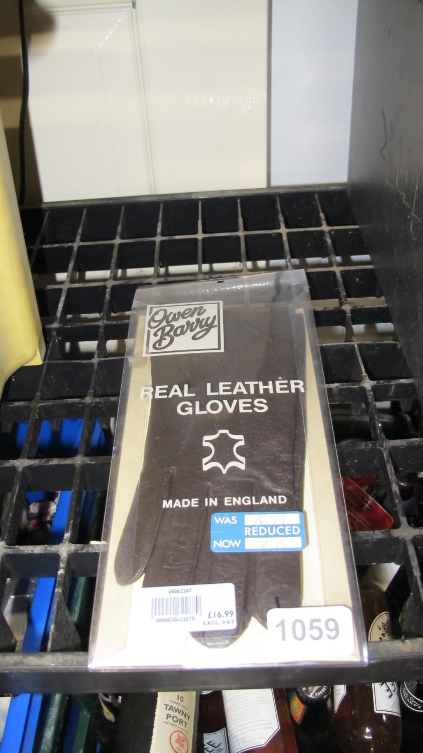 Lot 1059: New boxed leather gloves