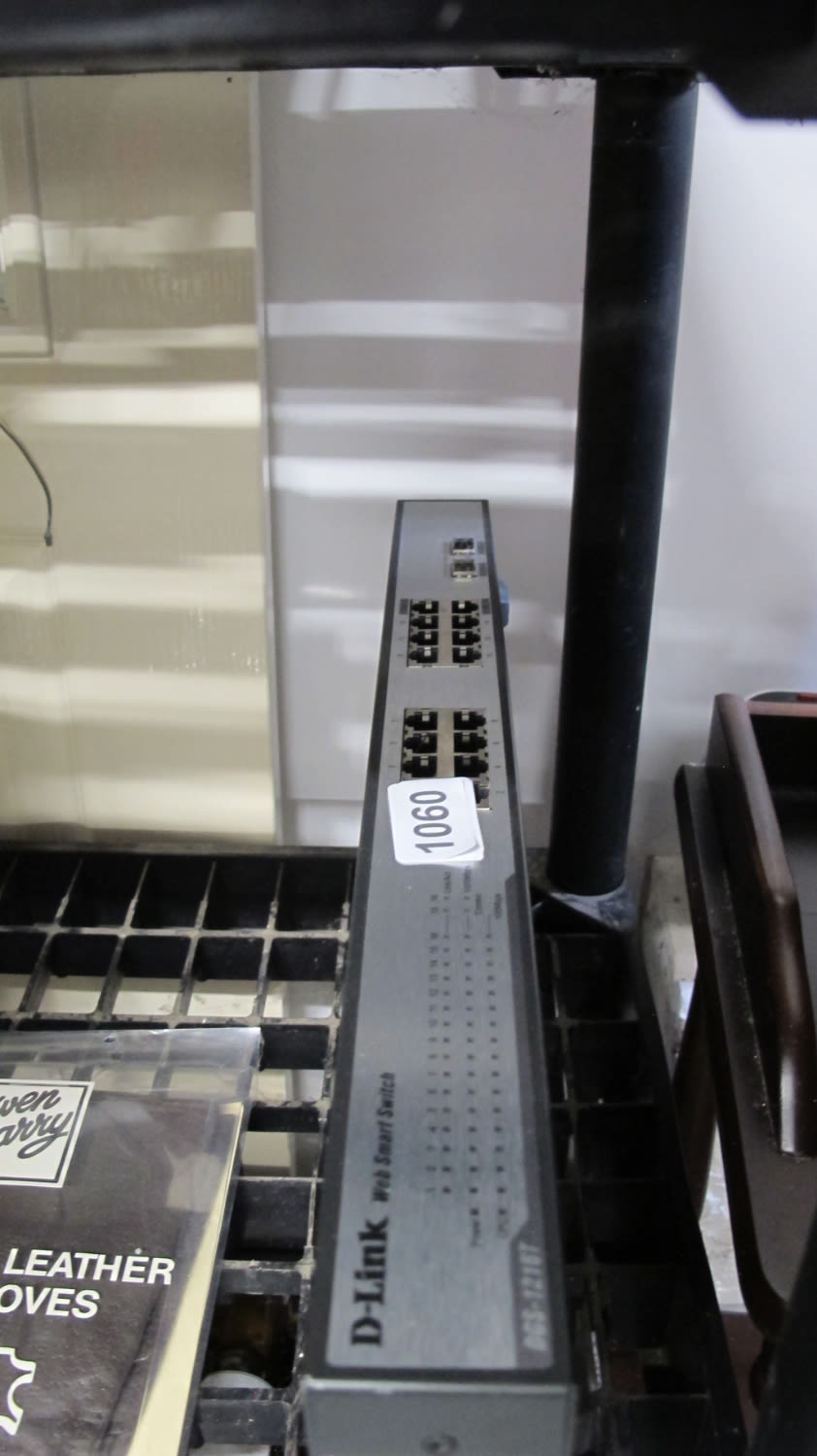 Lot 1060: D-Link network switch