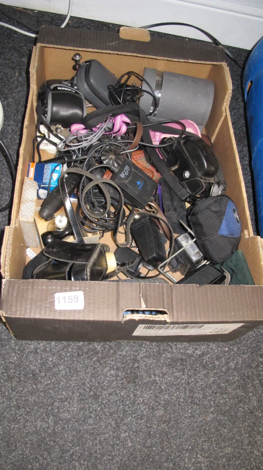 Lot 1159: Misc box of camera bits and bobs