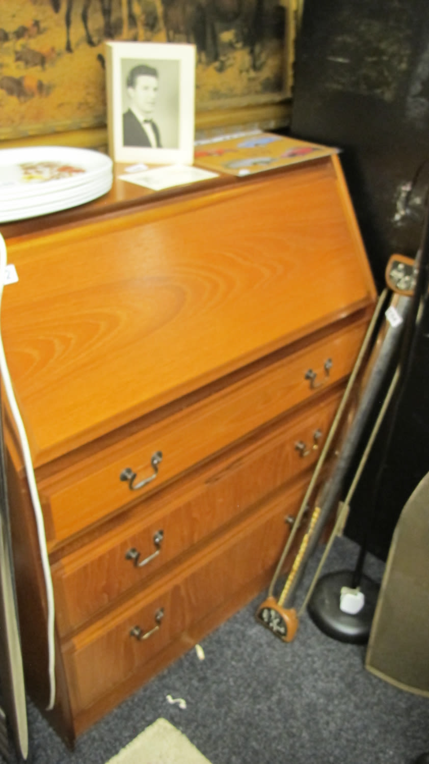 Lot 162: Mid-century bureau