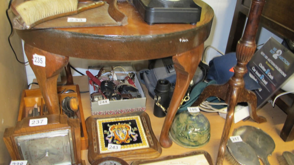 Lot 235: Drum table on Queen Anne legs