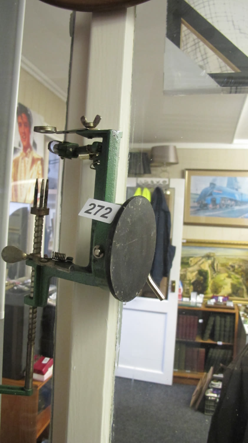 Lot 272: discombobulater apple peeling device