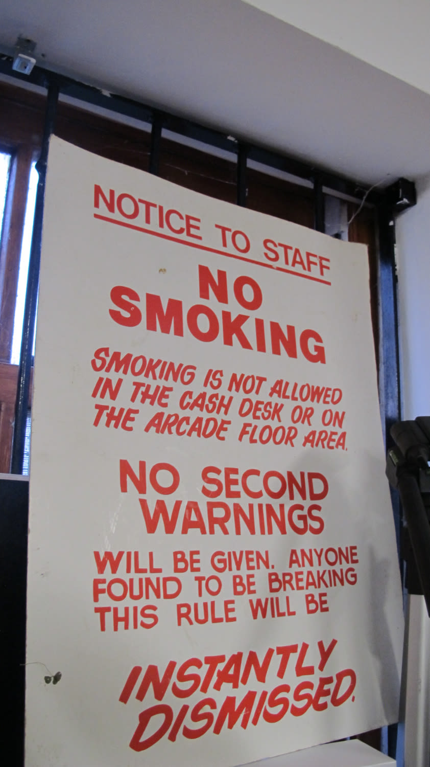 Lot 464: No smoking sign