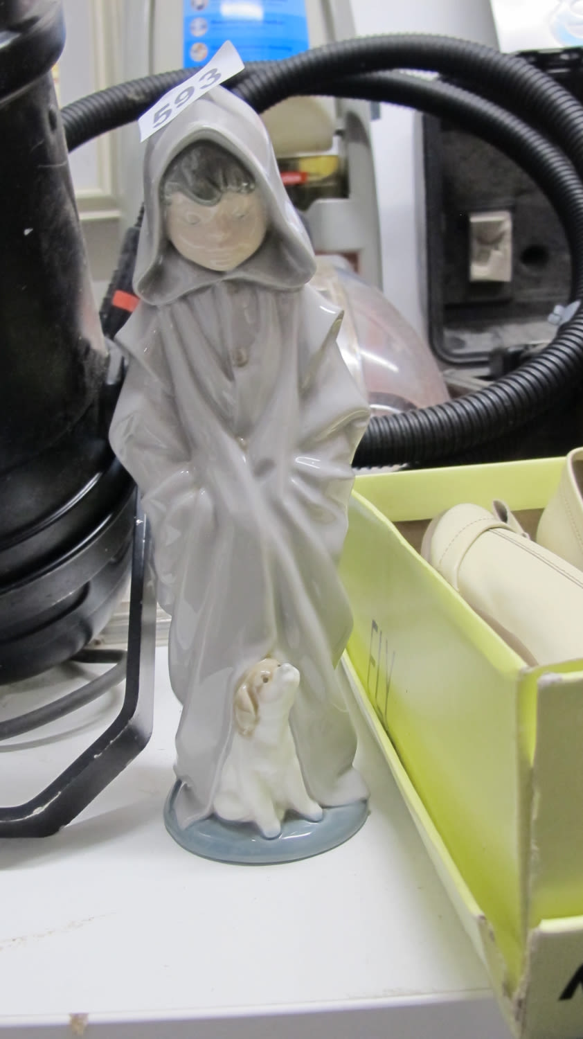 Lot 593: Lladro style figure