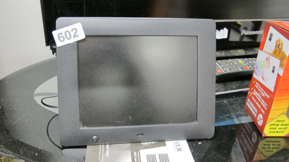Lot 602: Digital photo frame