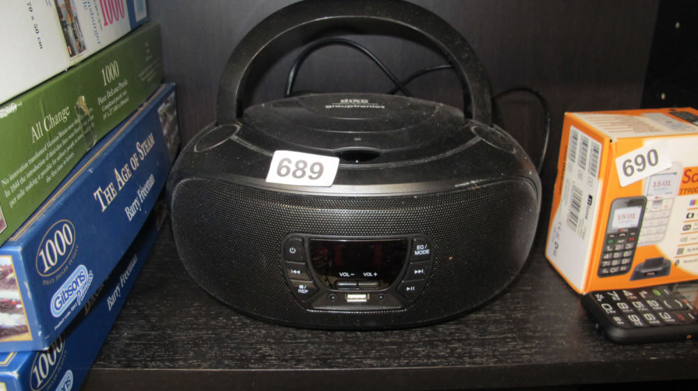 Lot 689: CD radio cassette