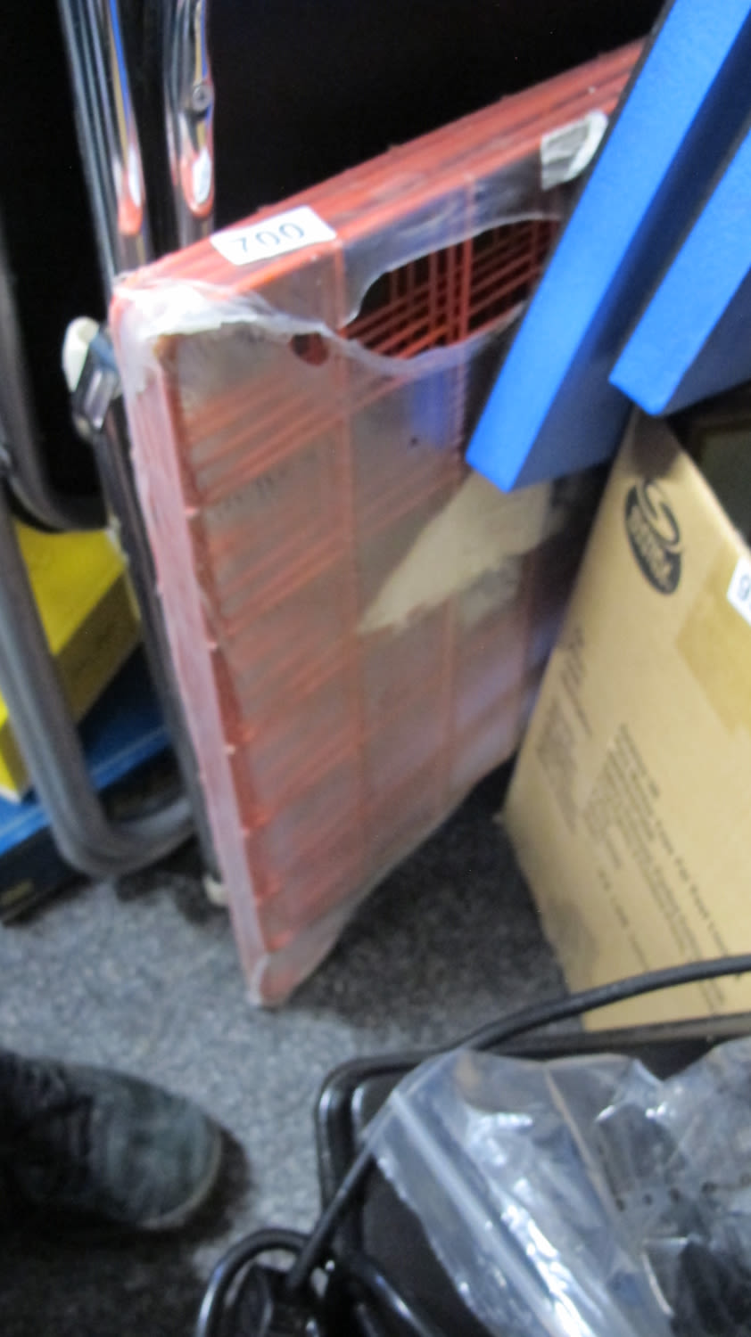 Lot 700: fold out metal basket