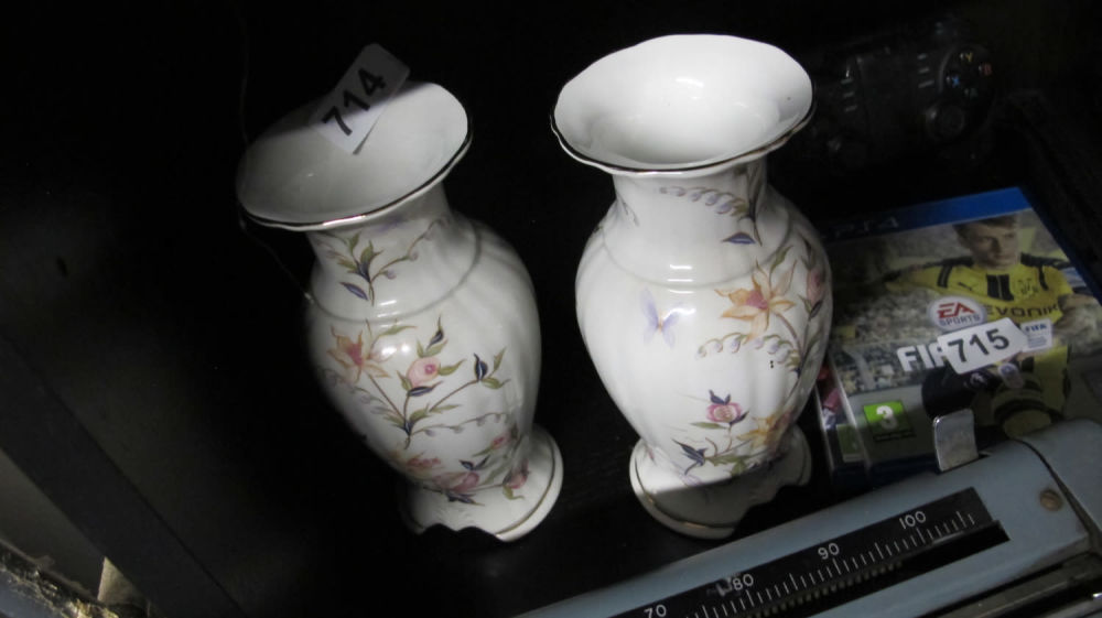 Lot 714: A pair of decorative vases