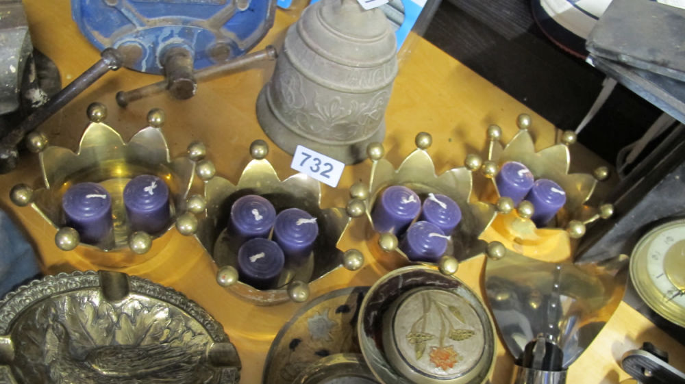 Lot 732: 4 crown shaped candle holders