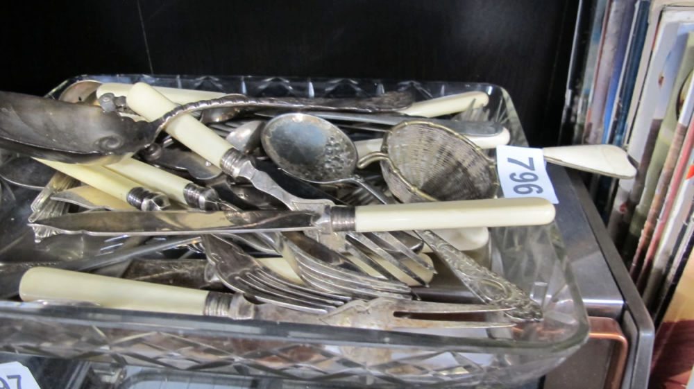 Lot 796: Tray of vintage cutlery