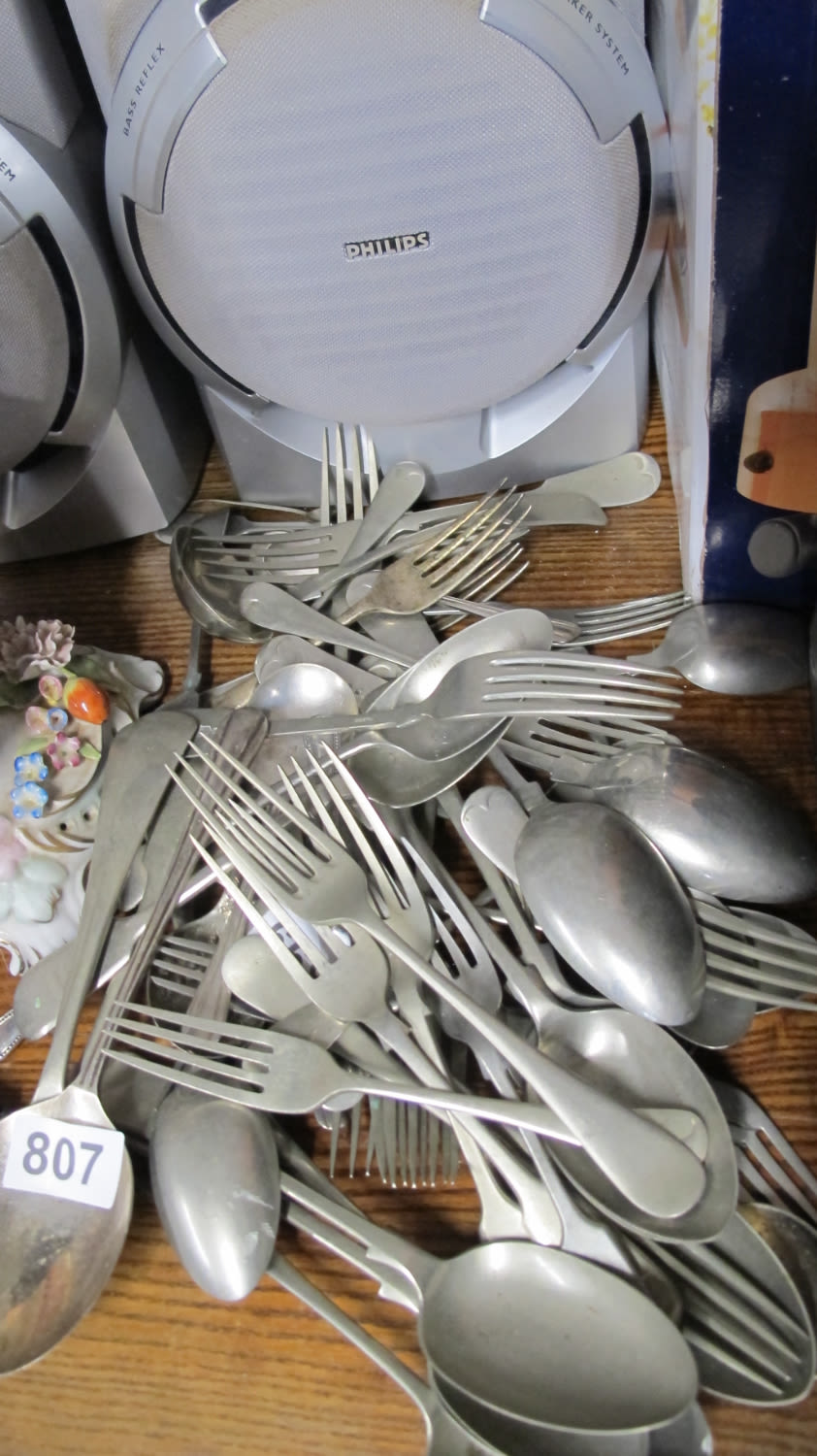 Lot 807: A quantity of cutlery