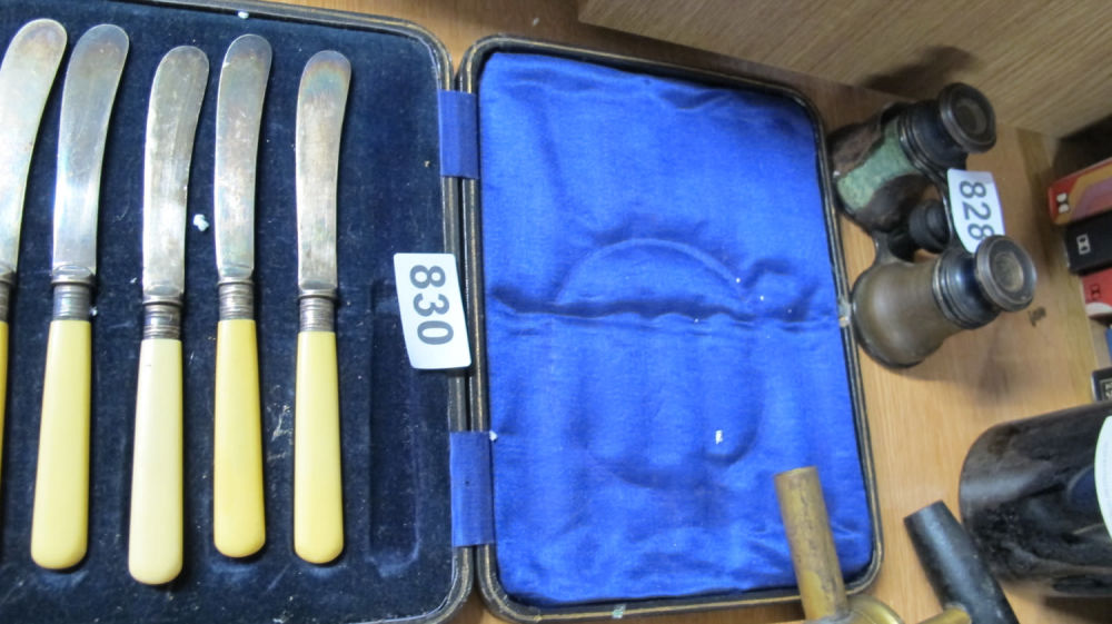 Lot 829: Cased butter knives