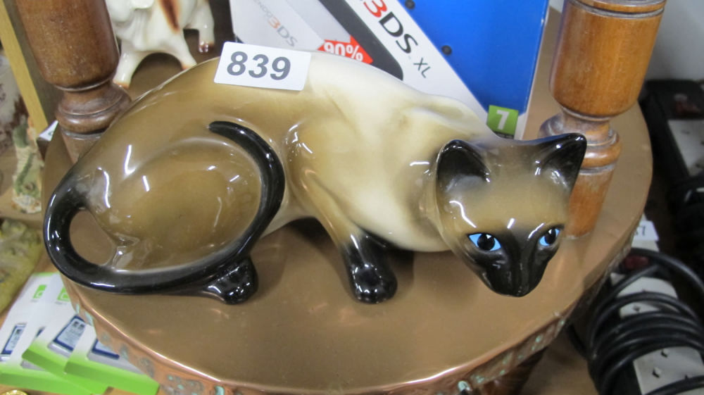 Lot 839: Ceramic siamese cat