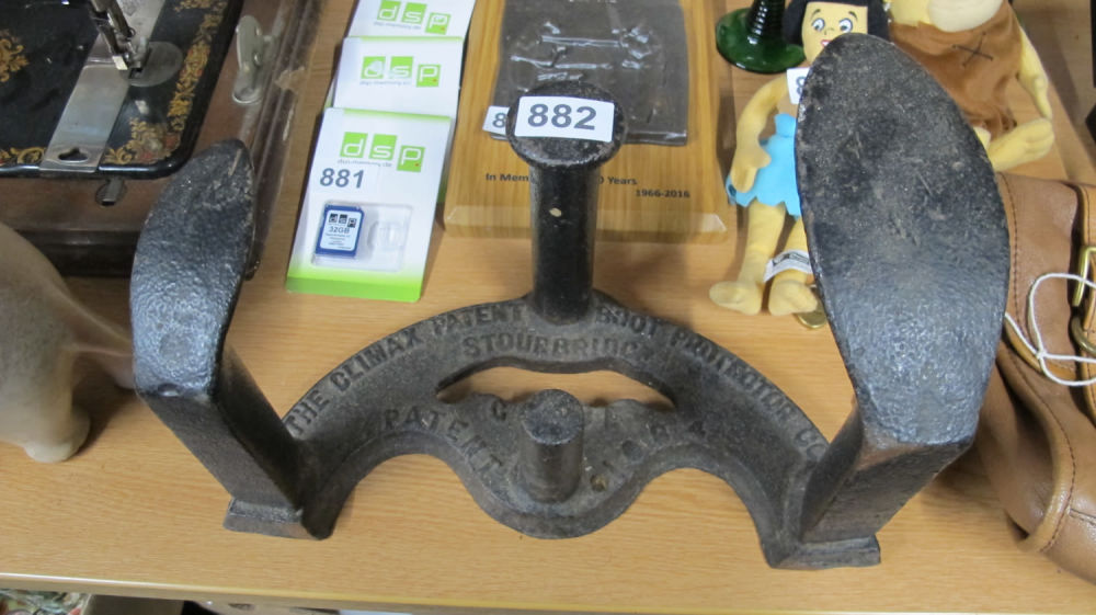 Lot 882: Unusual cobblers last