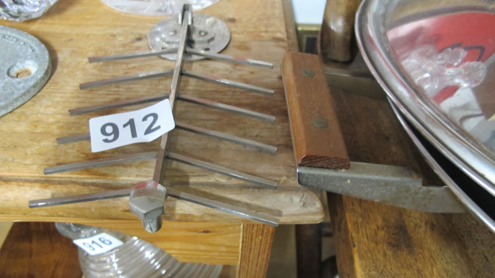 Lot 912: Vintage wall hanging tie rack