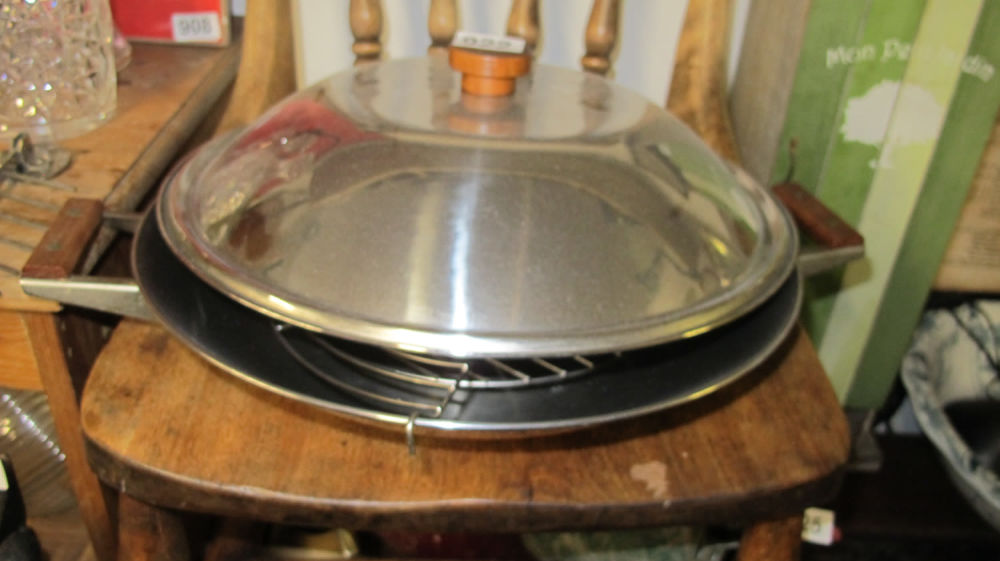 Lot 922: Retro mid century fish cooker