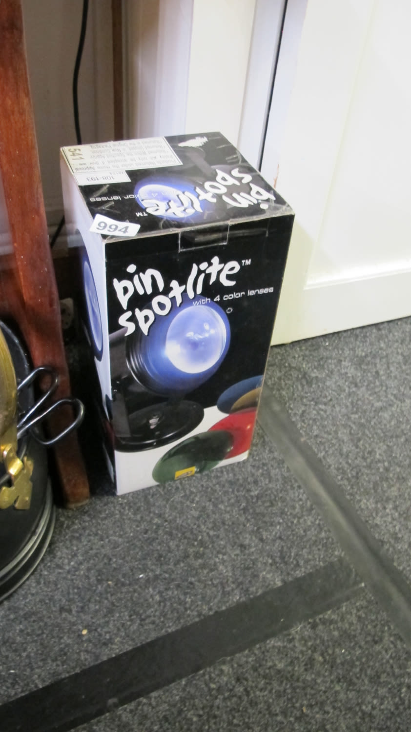 Lot 994: Pin spotlite