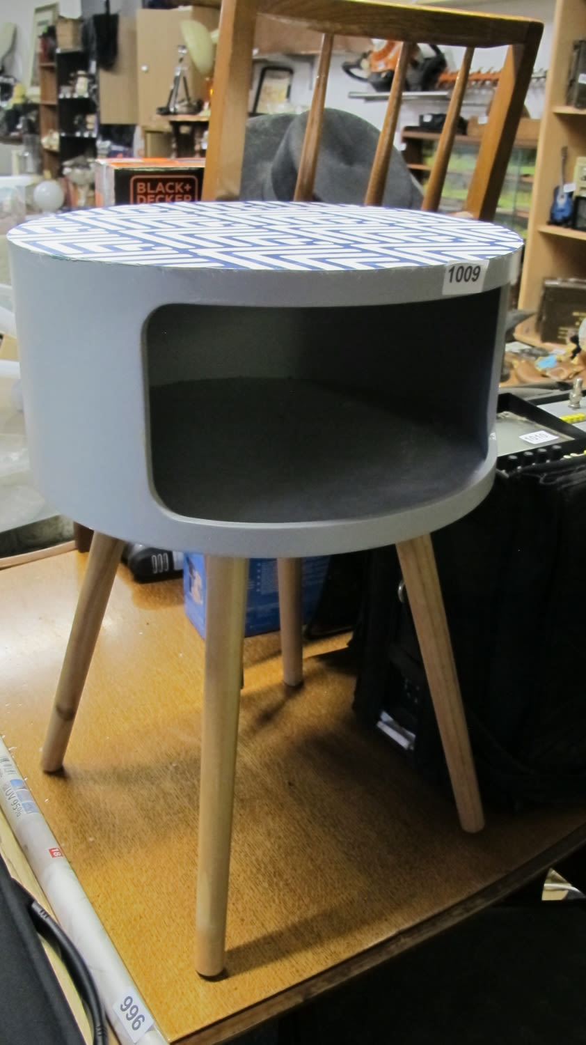 Lot 1009: Retro side table