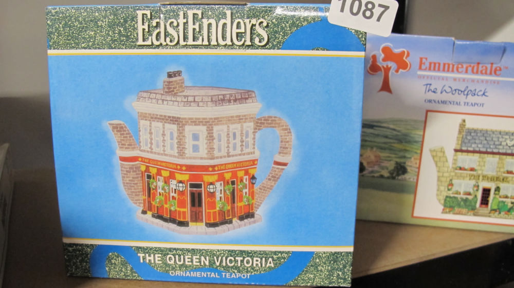 Lot 1087: Queen Vic teapot