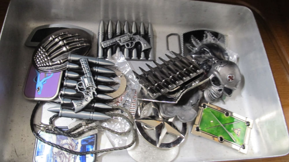Lot 1127: Tin tray of misc belt buckles etc