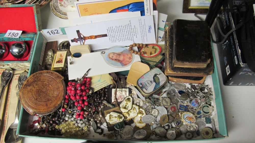 Lot 162: A tray of religious items