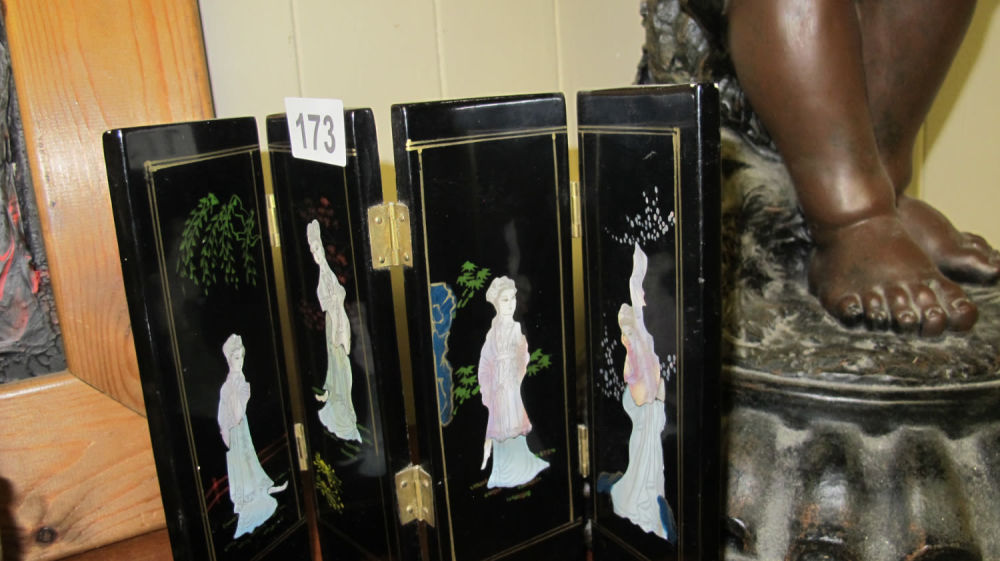 Lot 173: Chinese table screen