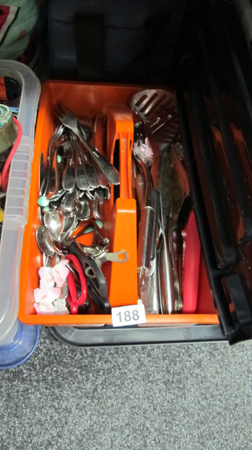 Lot 188: A tray of kitchenalia