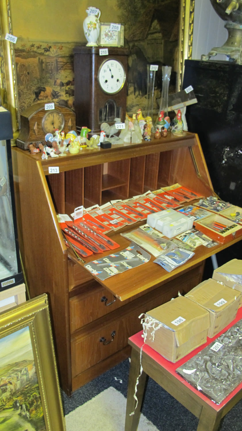 Lot 213: Vintage bureau