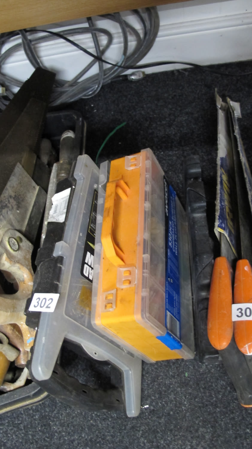 Lot 302: Boxes of screws
