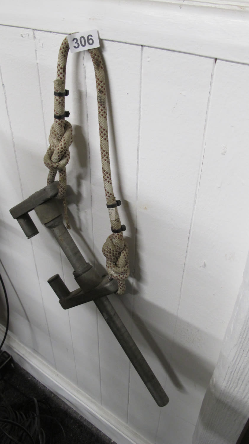 Lot 306: industrial toilet roll holder