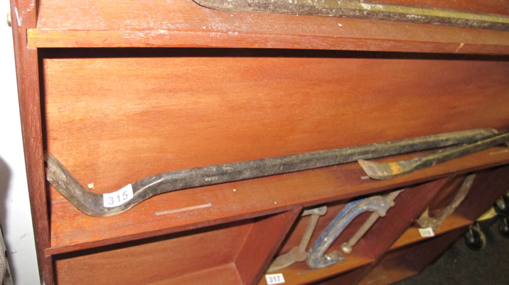 Lot 315: crow bar