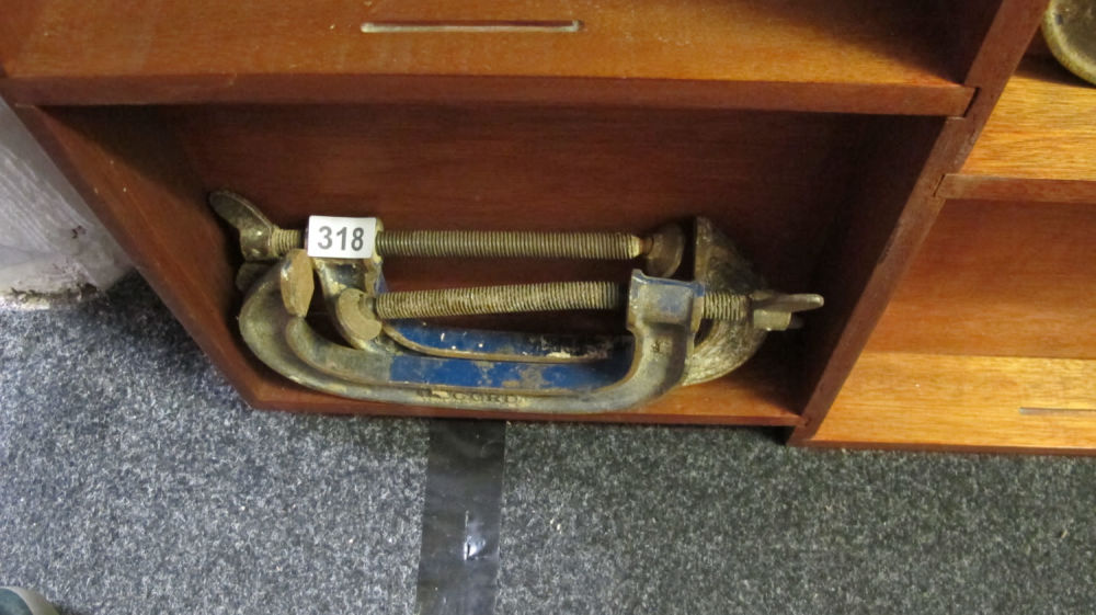 Lot 318: 2 g clamps