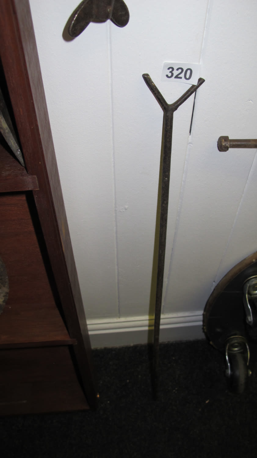 Lot 320: metal rod rest