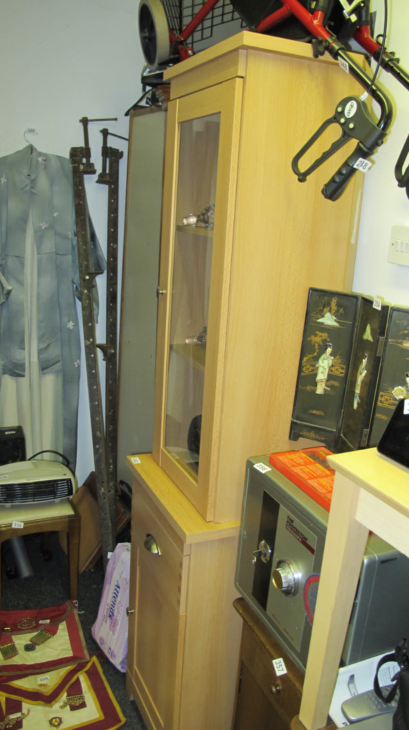 Lot 352: display cabinet