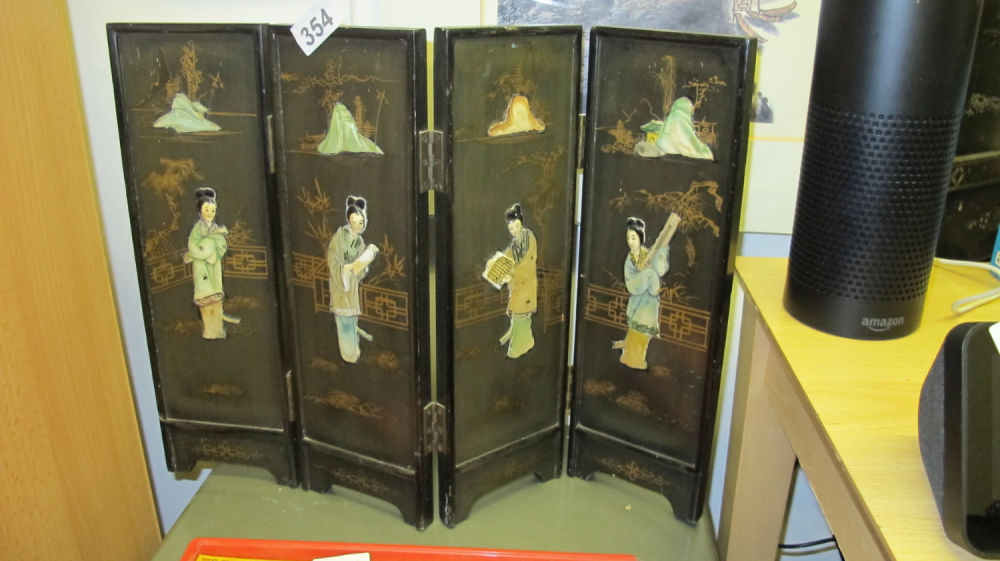 Lot 354: Folding Chinese table screen