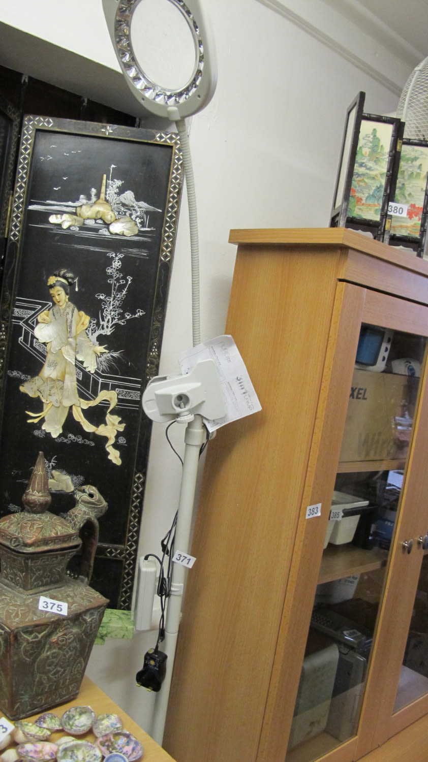 Lot 371: floor standing crafting detail work light with magnifier