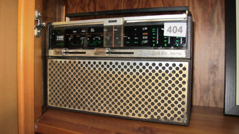 Lot 404: vintage itt radio