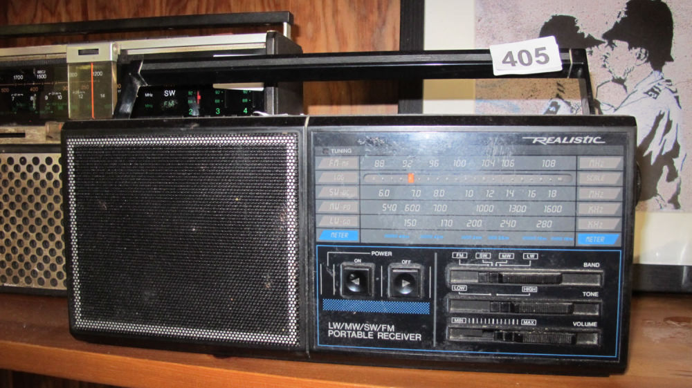 Lot 405: vintage Realistic radio