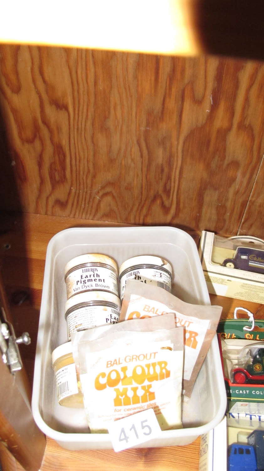 Lot 415: grout pigment